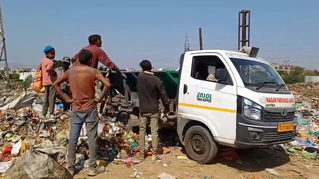सफाई व्यवस्था में नगर परिषद फेल, ट्रंचिंग ग्राउंड के बाहर फेंका कूड़ा, हंगामा , देखें वीडियो
