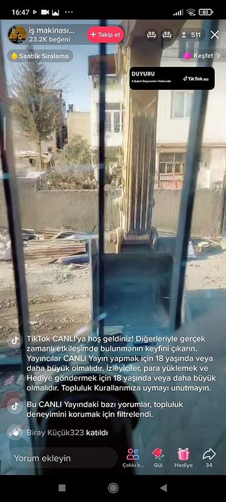 Depremde yıkılan evlerden enkaz altında kalanlari çıkarma işlemi.