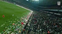 Beşiktaş taraftarı, depremzede çocuklar için sahayı oyuncaklarla donattı