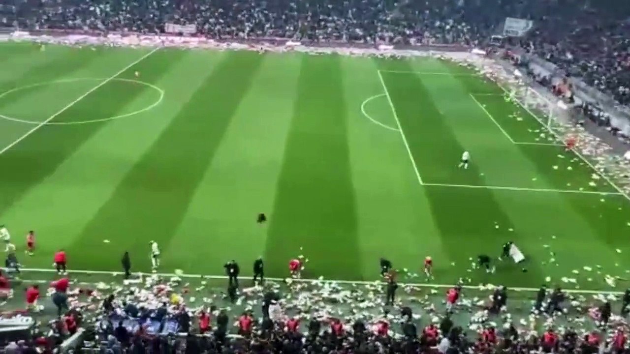 Vodafone Park'ta tüyler diken diken! 4:17'de maç durdu sahaya oyuncak yağdı