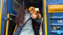 Tomar un tren para salvar su vida: ucranianos que siguen huyendo de la guerra