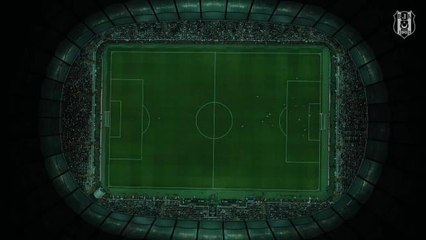 Beşiktaş Taraftarları, Depremzede Çocuklar İçin Sahaya Binlerce Oyuncak Attı