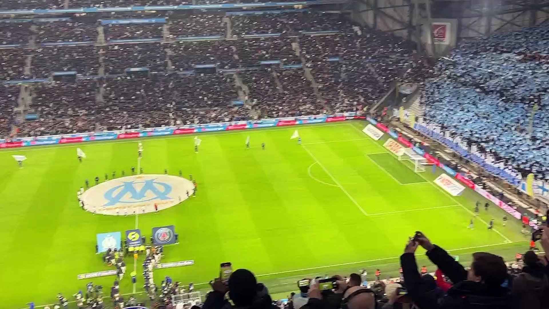 VIDEO. Insolite : un supporter de l'OM accroche un drapeau marseillais sur  le bus du PSG