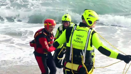 Strage di Crotone, i sommozzatori recuperano i resti del naufragio in riva al mare