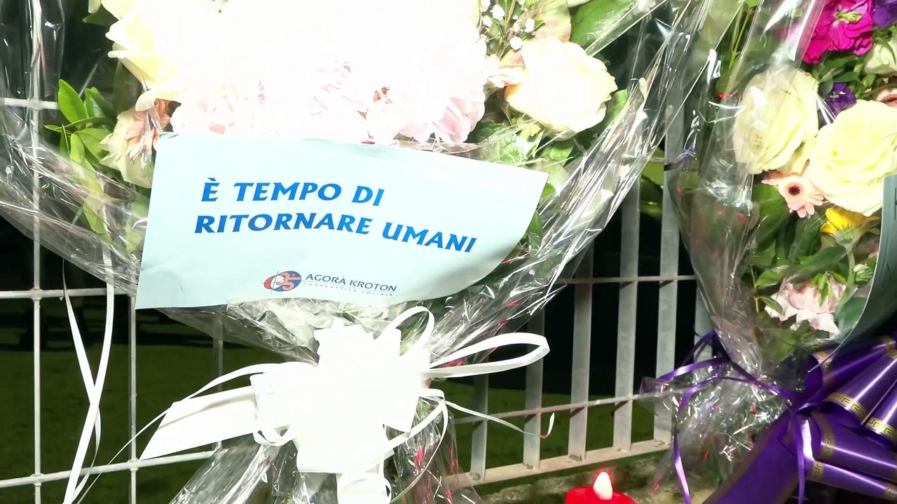 Strage di migranti, il gesto di umanità dei crotonesi: appesi fiori dove riposano le salme
