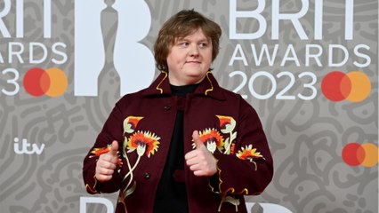 Voici - Lewis Capaldi : le chanteur victime d'un épisode du syndrome de la Tourette en plein concert