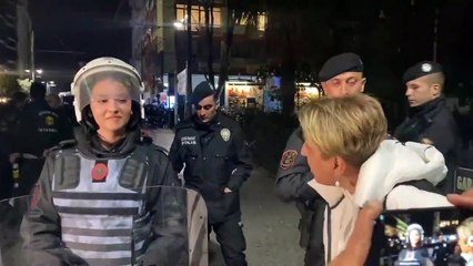 Yurttaşlardan polislere tepki: 'Senin hakkını da onlar savunuyor. Nasıl bu çocukları dövebilirsiniz?'