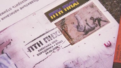 우크라, '푸틴 업어치기' 뱅크시 작품 우표로 발행 / YTN