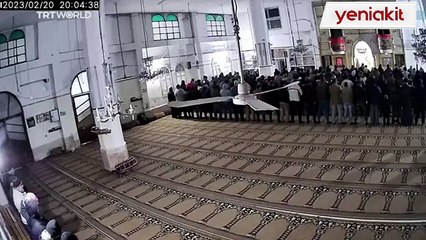 Depreme namaz kılarken yakalandılar