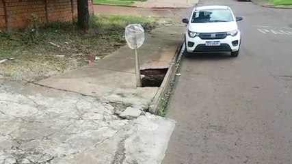Mais um buraco provocado pela erosão traz risco à população