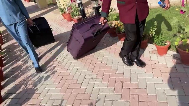 Ducky bhai. Dubai Mein Land Ho Gaye _ Aroob Ne Pehli Baar Dubai Dekha _HD