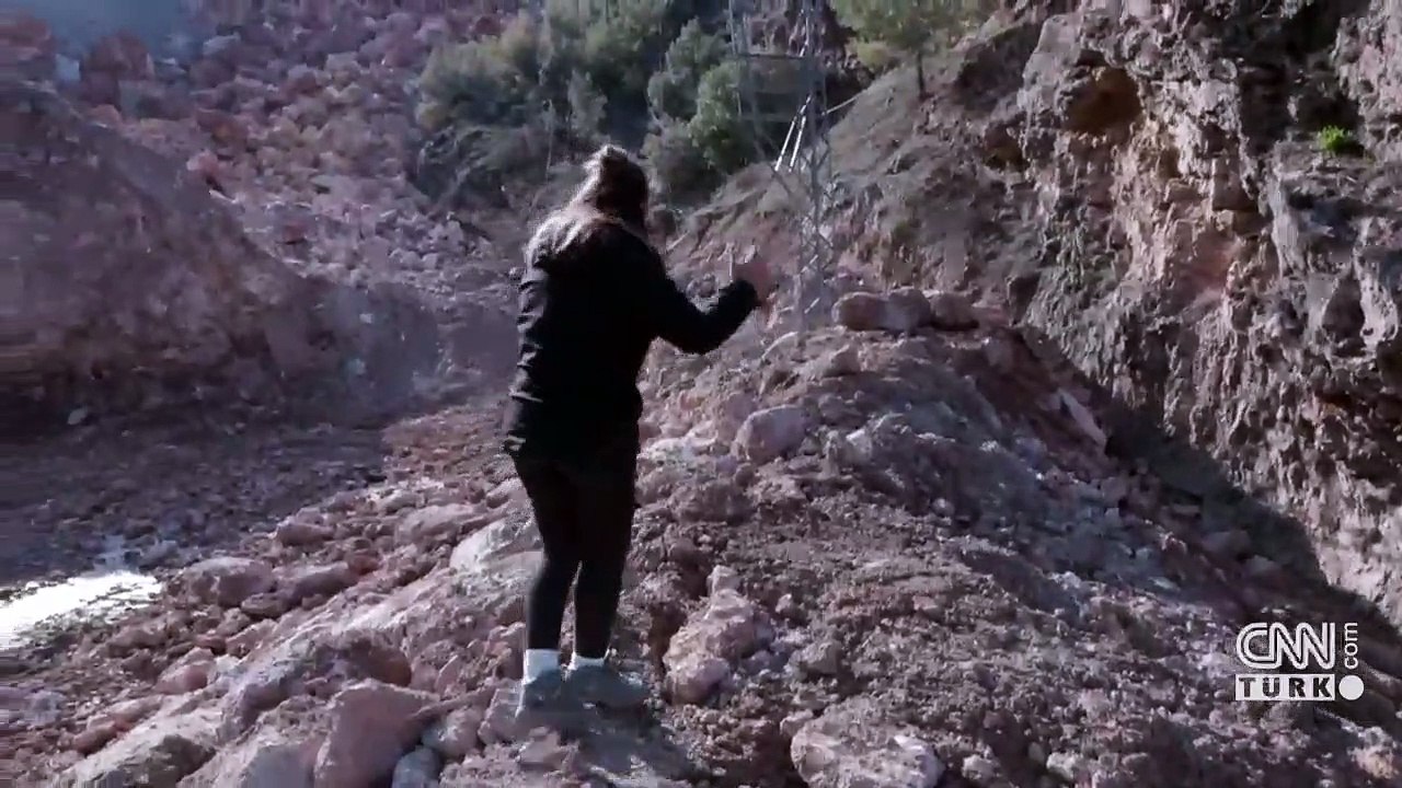 Dağ dağa kavuştu! Kayalar yine yolları kapattı