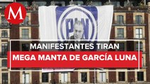 Colocan mega manta de García Luna por protesta en defensa del INE en Zócalo de CdMx