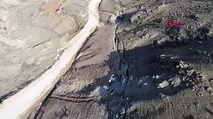 Dağların arasından geçen fay kırığı havadan görüntülendi