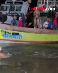 मध्यरात्र उलटल्यानंतर रात्री दीडच्या सुमारास त्याने समुद्रात उडी मारली