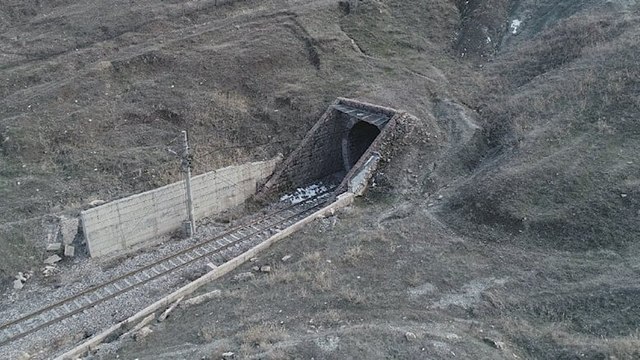 Adıyaman’da demiryolu tüneli depremle çöktü