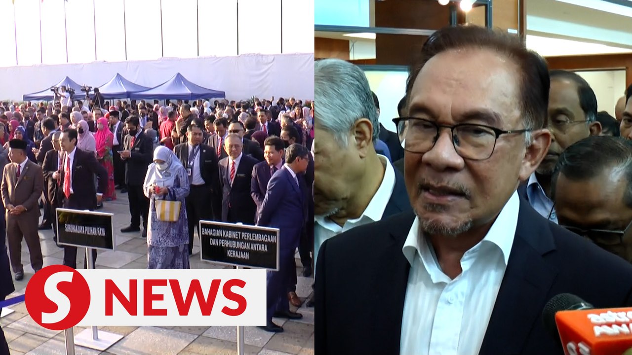 Bear with govt while we sort out nation's finances, PM tells civil servants over salary review