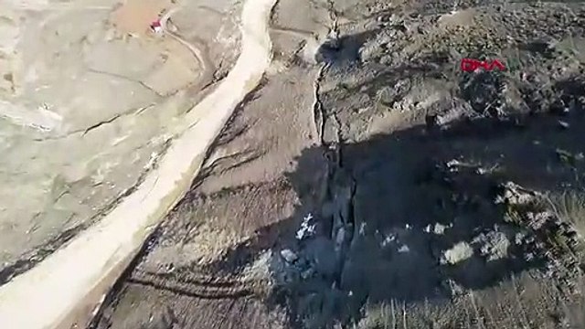 Adıyaman’da dağların arasından geçen fay kırığı havadan görüntülendi