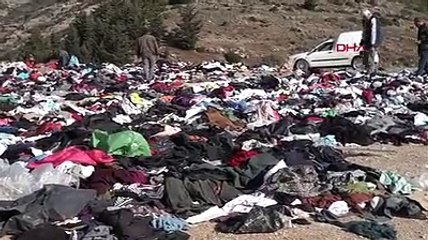 Yol kenarına binlerce kıyafet atıldı: Depremzedeler uygun olanları seçti