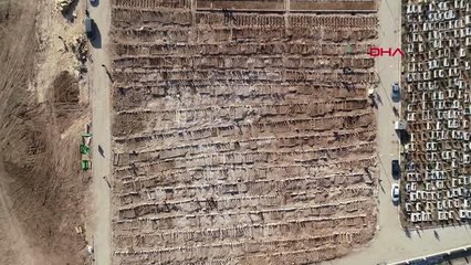 YAKINLARININ MEZARINI BULMAK İÇİN MEZAR BAŞINA EŞYA KOYDULAR