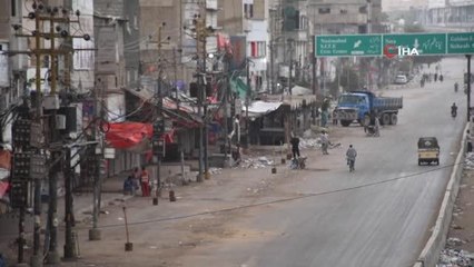 Pakistan'da esnaf kepenk indirdi