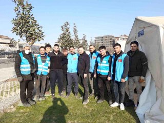 Güney Koreli Jin TDV gönüllüsü olarak Hatay'da depremzedelere yardım etti