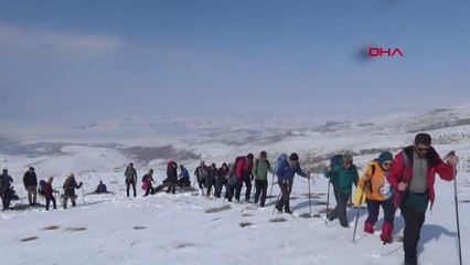 ESRÜK DAĞI'NA TIRMANIP, DEPREMDE HAYATINI KAYBEDENLER İÇİN SAYGI DURUŞUNDA BULUNDULAR