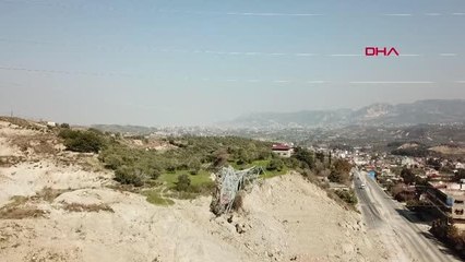 HATAY'DA DEPREMLER NEDENİYLE TOPRAK ANA YOLA KAYDI; ELEKTRİK DİREĞİ DEVRİLDİ