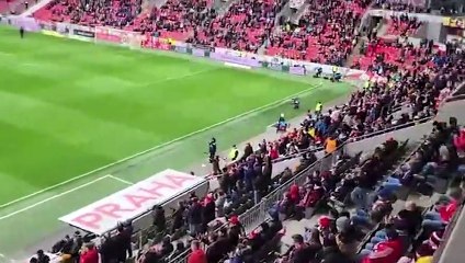 Çekya liginde depremzedeler için saygı duruşu