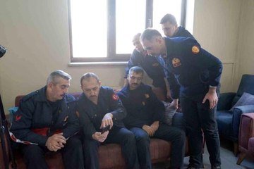 İtfaiyeciler enkazdan kurtardıkları Onur'u unutamıyor: "Sadece eli görünüyordu, 5-6 saat boyunca kazarak sağ kurtardık"