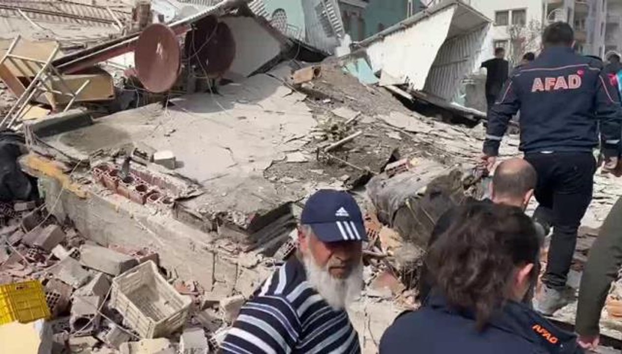 Afad: "Malatya Yeşilyurt'ta 5,6 Büyüklüğündeki Deprem Sonrasında, Yıkılan Binalar Olduğu Tespit Edilmiştir"