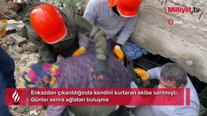 Enkazdan çıkarıldığında kendini kurtaran ekibe sarılmıştı! Günler sonra ağlatan buluşma