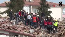 Malatya'nın Yeşilyurt ilçesinde meydana gelen depremde yıkılan ağır hasarlı binada arama çalışmaları başladı