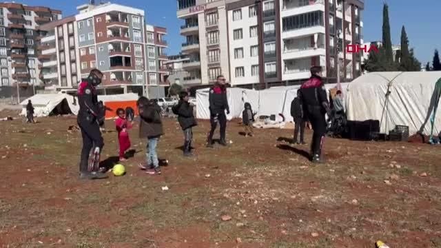 YUNUS POLİSLER, DEPREMZEDE ÇOCUKLARLA TOP OYNADI