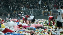 Des milliers de peluches lancées en plein match en hommage aux victimes du séisme en Turquie