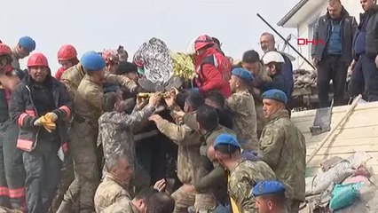 Yeşilyurt'ta çöken binanın enkazından Ali Şanhingil kurtarıldı