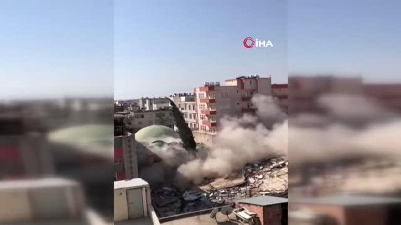 Adıyaman'da depremde hasar gören caminin minaresi kontrollü yıkıldı