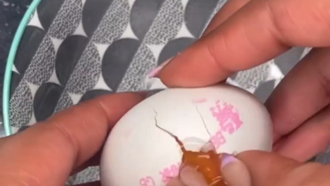 Rainbow Pancake Fail - woman tries to make colorful pancakes for Pancake Day