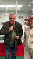 Noël Jamet imite le cri du cochon au Salon de l'Agriculture