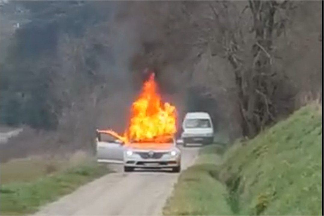 Une voiture prend feu sur une route de campagne à Issel, dans l'Aude