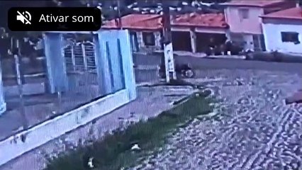 Homem rouba carro, atropela motociclista em tentativa de fuga, mas perde missão