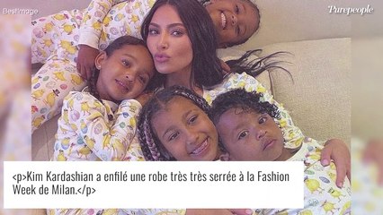 Kim Kardashian coincée dans une robe trop moulante, elle se fait griller en pleine galère dans une escalier !