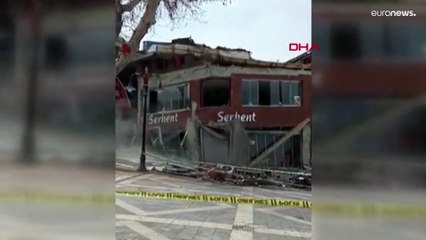 شاهد: انهيار مبانٍ إثر زلزال جديد بقوة 5.4 درجات ضرب جنوب شرق تركيا