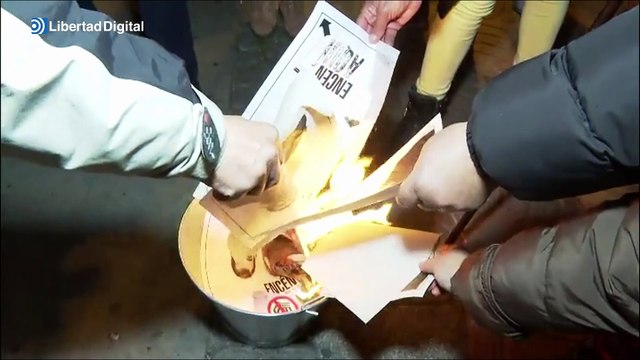 Queman fotos del Rey Felipe VI en una protesta con muy poco seguimiento en Barcelona