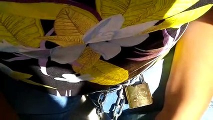 Una mujer se encadenó en la fiscalía por los abusos a sus hijos