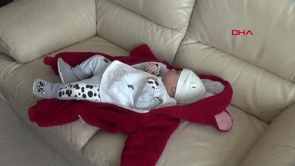 ENKAZDAN KURTARILAN ANNE VE BEBEĞİ 21 GÜN SONRA KAVUŞTU