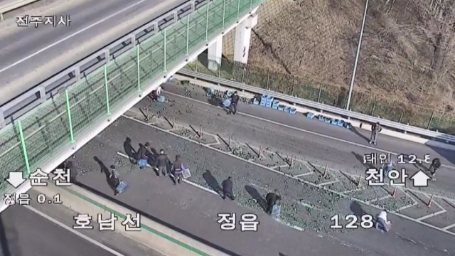 호남고속도로 달리던 화물차서 소주병 쏟아져...1시간 교통 지체 / YTN
