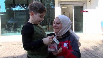 Tải video: KUMBARASINDAKİ PARALARI DEPREMZEDELER İÇİN KIZILAY'A BAĞIŞLADI