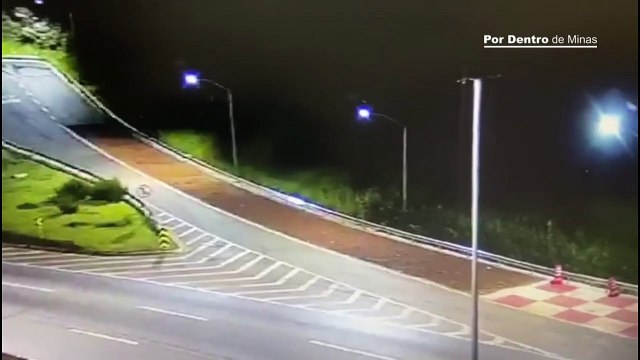 Câmera registra momento em que ônibus com 41 passageiros usa área de escape do Anel Rodoviário em BH