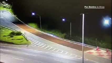 Câmera registra momento em que ônibus com 41 passageiros usa área de escape do Anel Rodoviário em BH